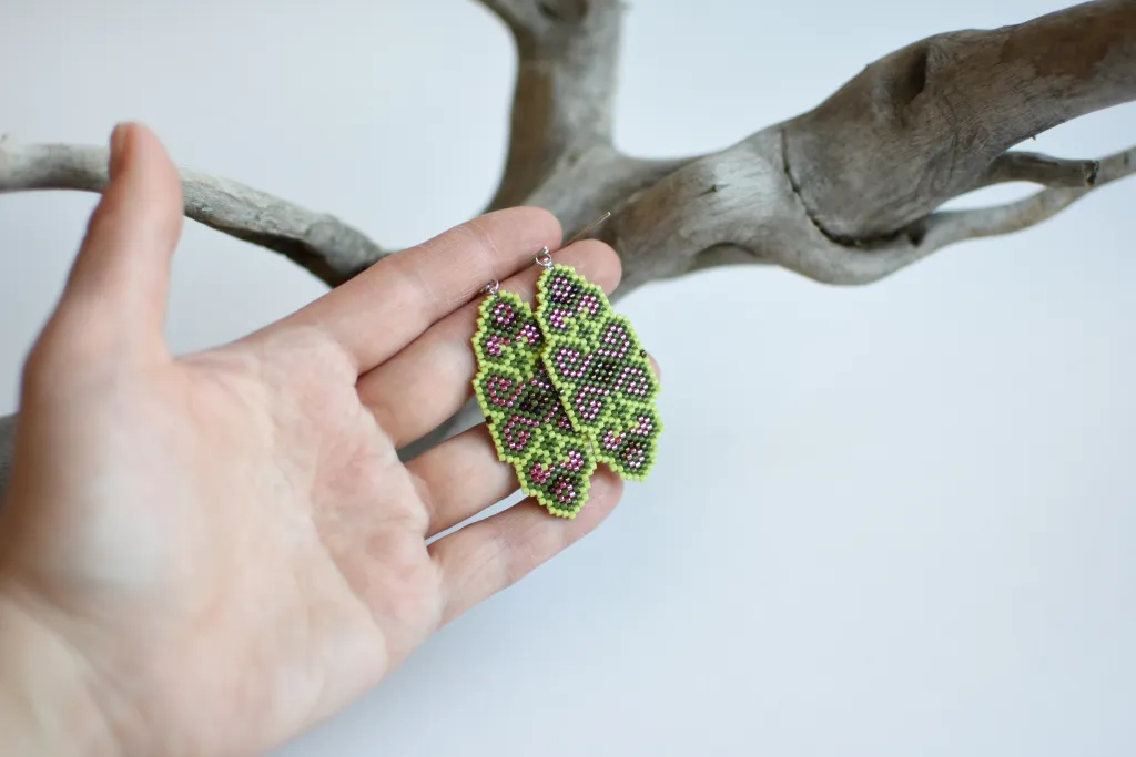Зелёные серьги из бисера с восточным орнаментом