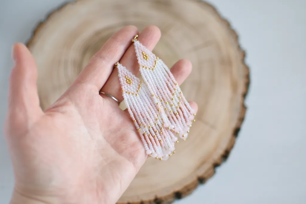 Серьги из бисера с бахромой и розовым кварцем