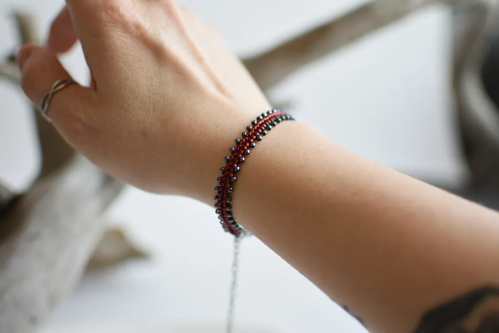 Красный браслет из бисера