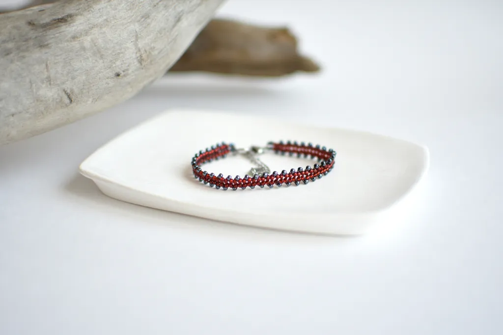 Красный браслет из бисера