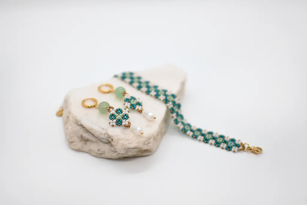 Комплект из браслета и серёжек из бисера "Сад у воды"