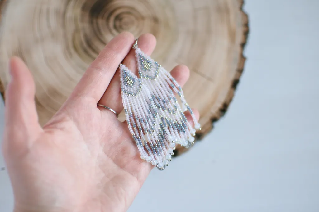 Серые серьги из бисера с бахромой и лабрадором