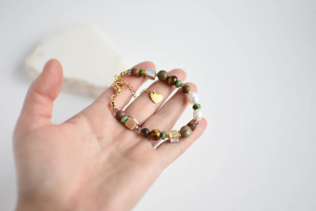 Браслет с тигровым глазом и перламутром