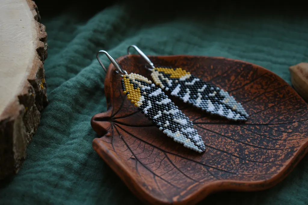 Серьги из бисера "Перо ястреба"