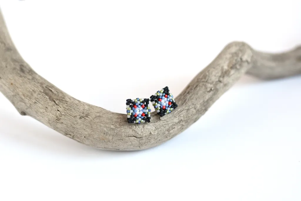 Серьги пуссеты из бисера