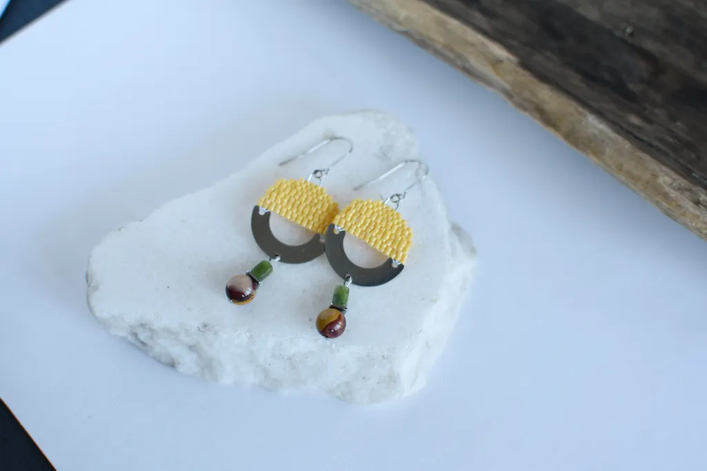 Жёлтые серьги из бисера