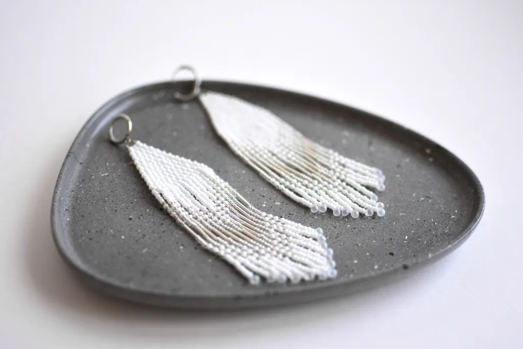 Белые длинные бохо серьги из бисера