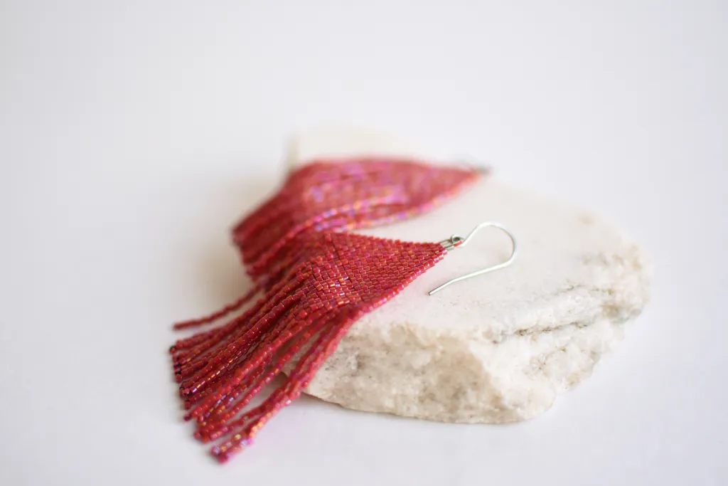Алые серьги из бисера с бахромой