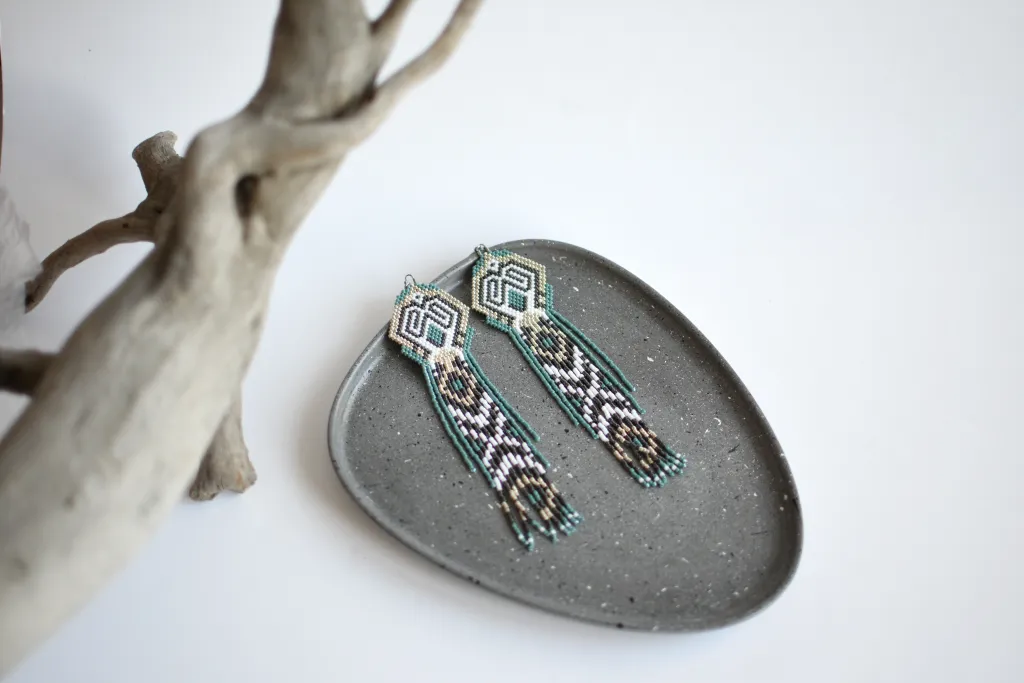 Длинные серьги из бисера с бахромой