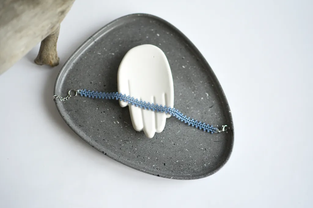 Голубой браслет из бисера