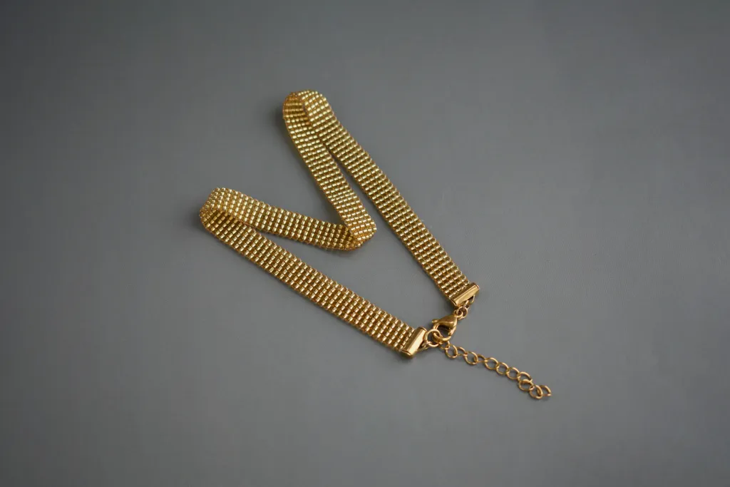 Золотистый чокер-браслет из бисера