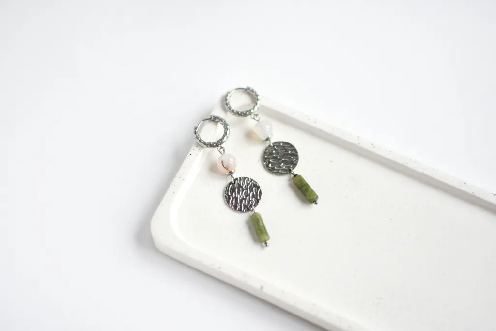 Серьги "Монетки" с серпентином и халцедоном