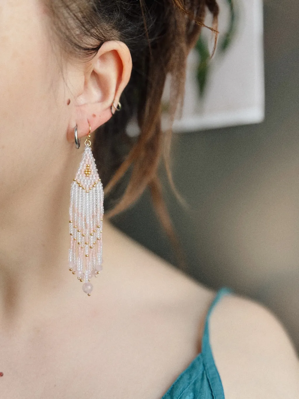 Серьги из бисера с бахромой и розовым кварцем