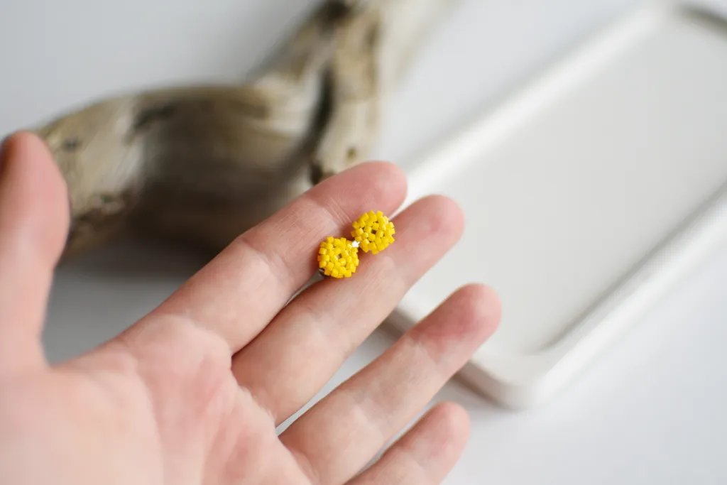 Жёлтые серьги-гвоздики из бисера