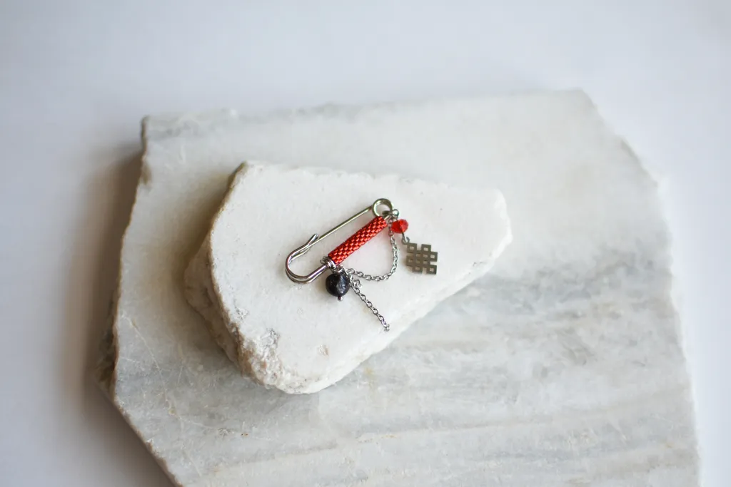 Брошь-булавка "Улзы" с гранатом