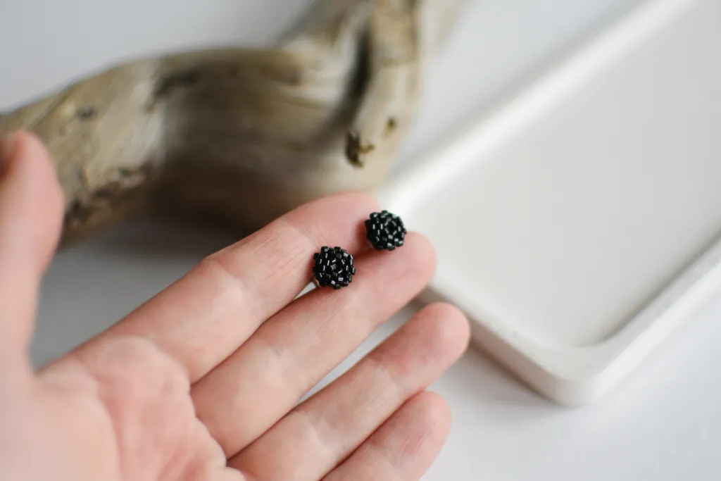 Чёрные серьги-гвоздики из бисера