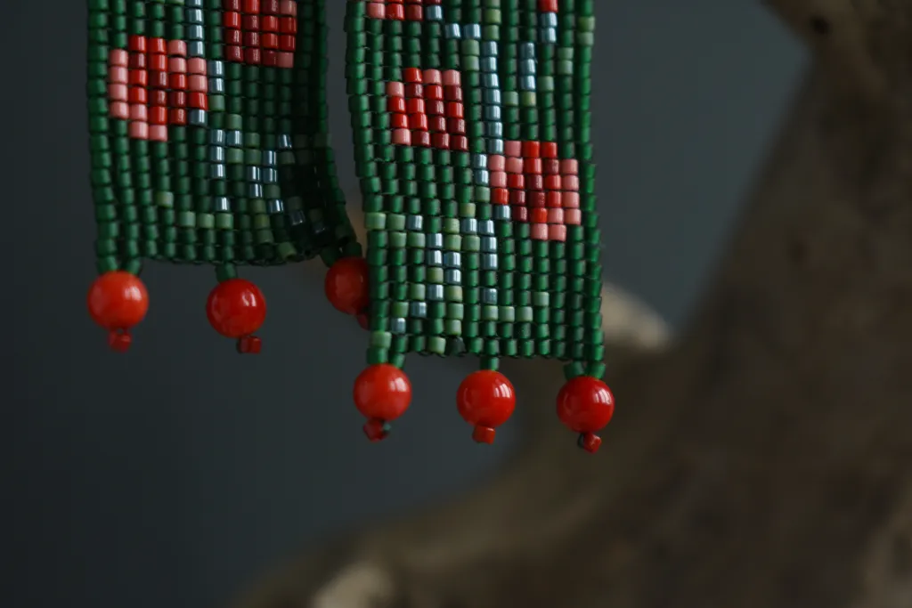 Серьги из бисера с красными цветами