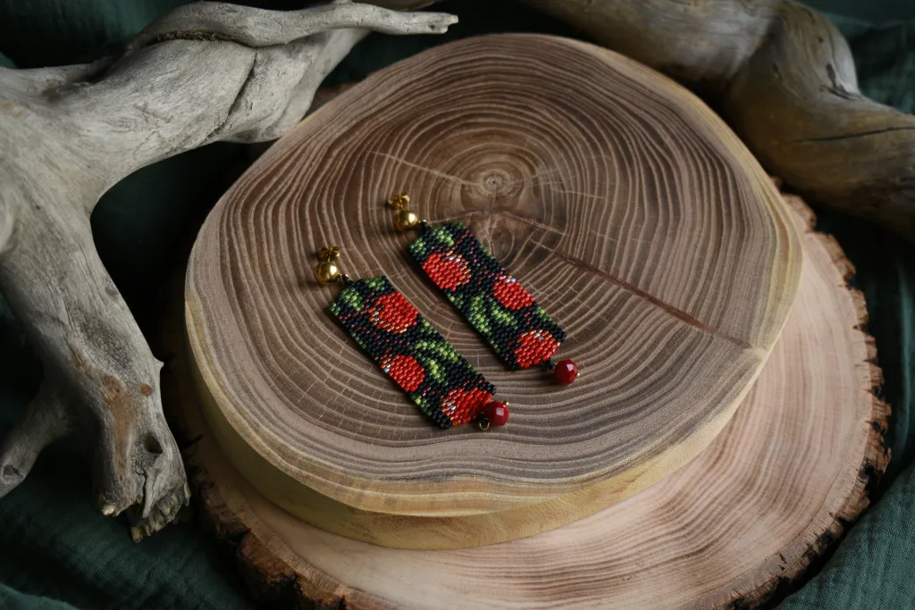 Серьги из бисера с яблоками