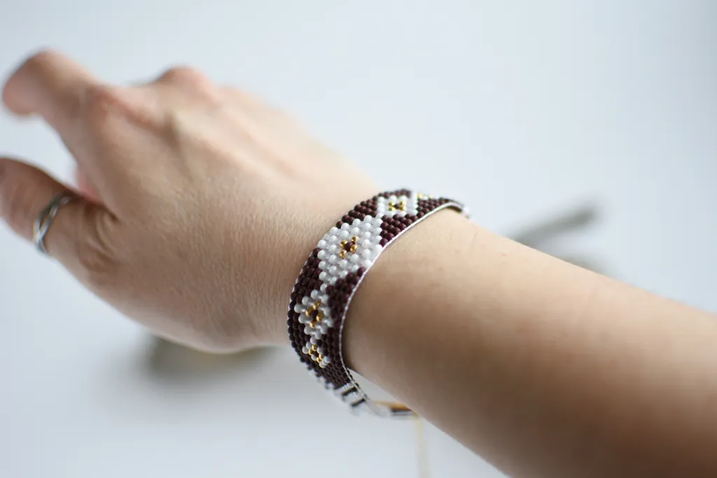 Бохо-браслет из бисера бело-коричневый