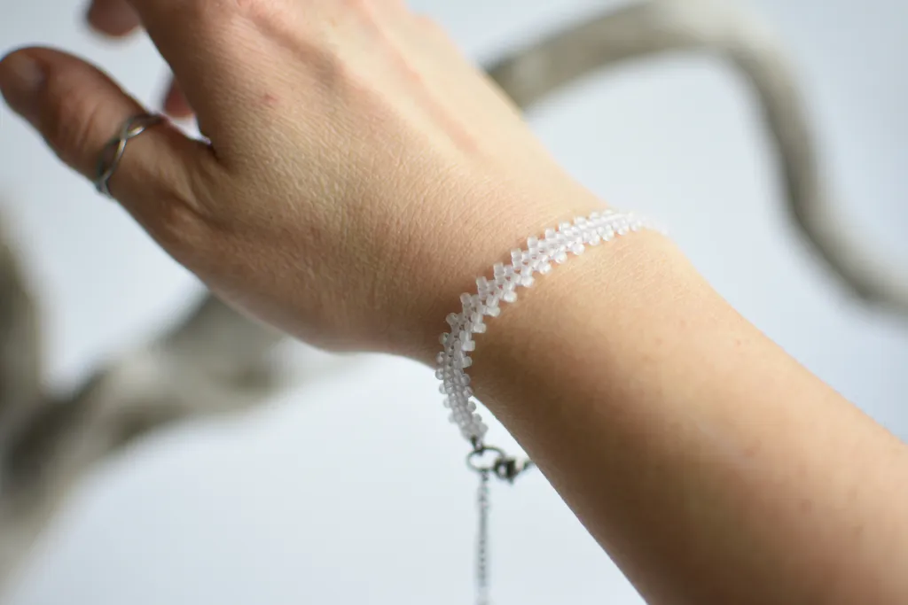 Тонкий браслет из бисера