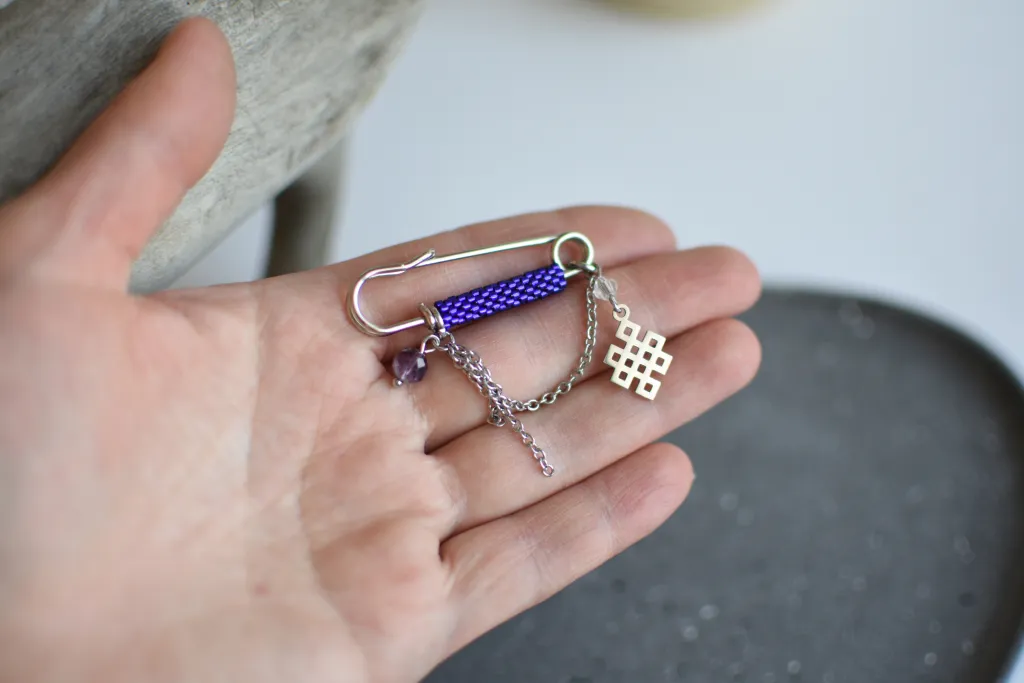 Брошь-булавка "Улзы" с флюоритом