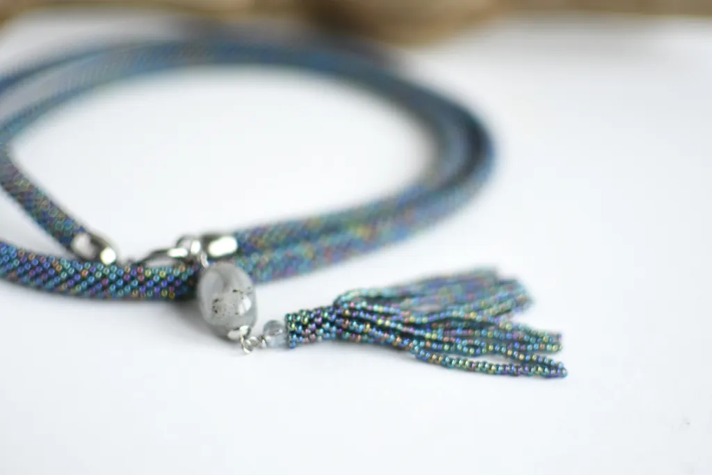 Длинный серый жгут с лабрадором и кисточкой