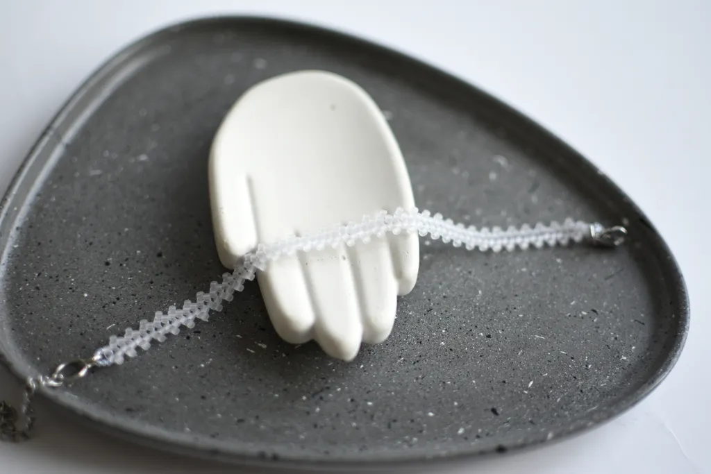 Тонкий браслет из бисера