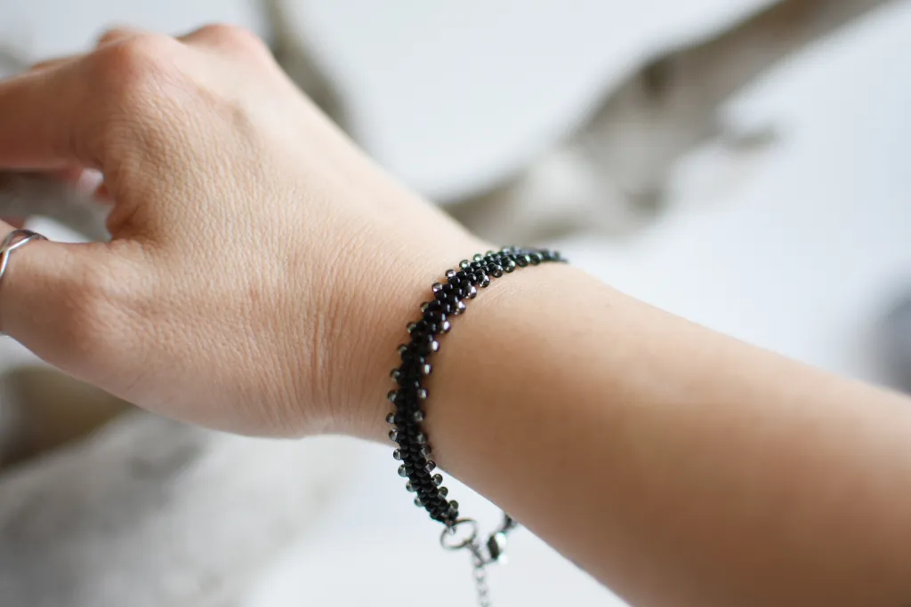 Чёрно-серый браслет из бисера