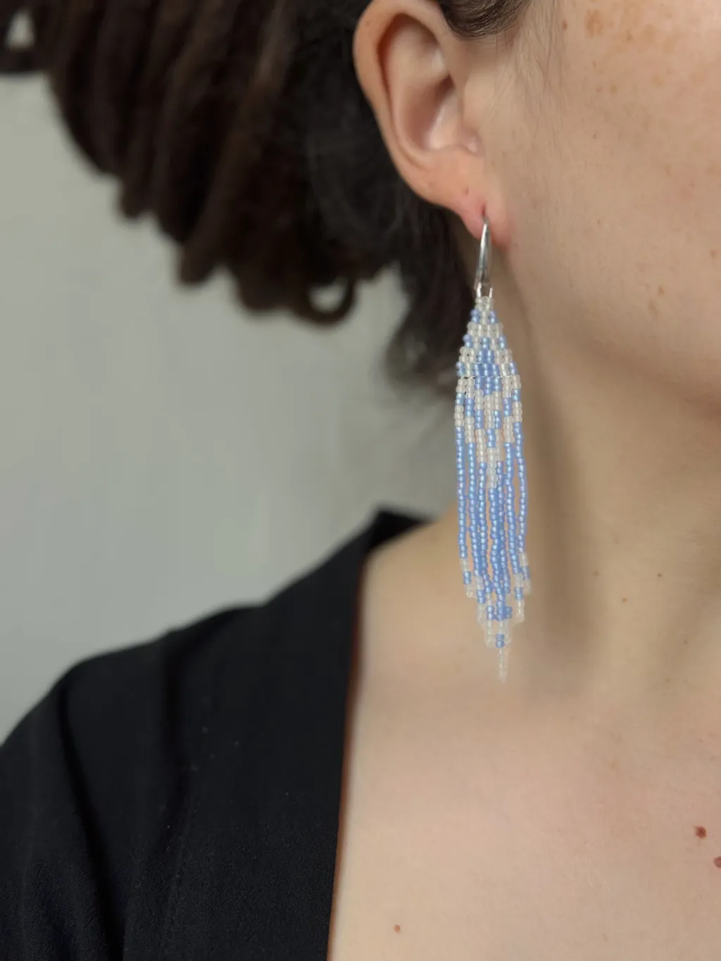 Нежно-голубые серьги из бисера