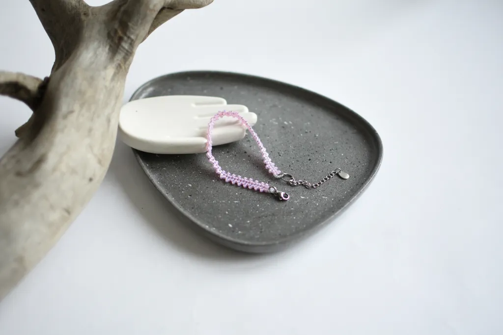 Розовый браслет из бисера