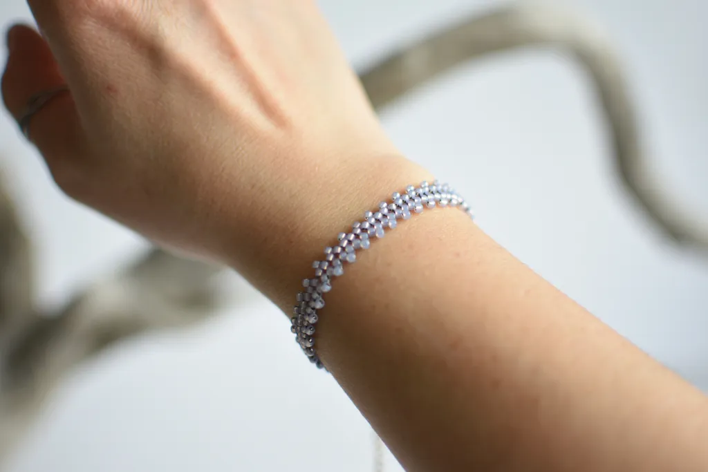 Сиреневый браслет из бисера