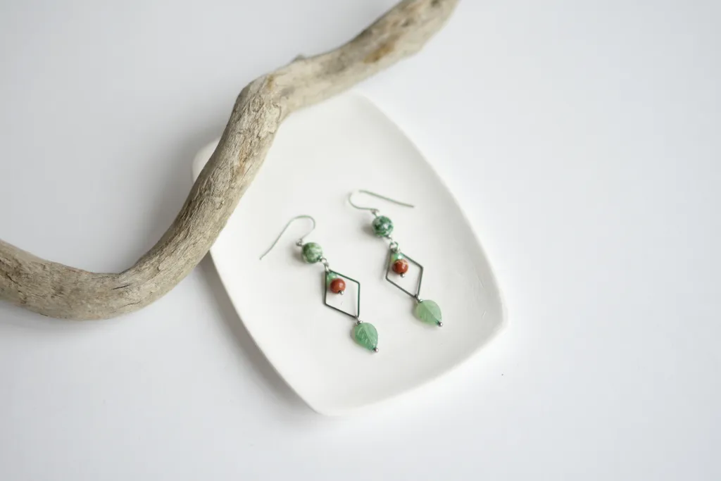 Зеленые серьги с натуральными камнями