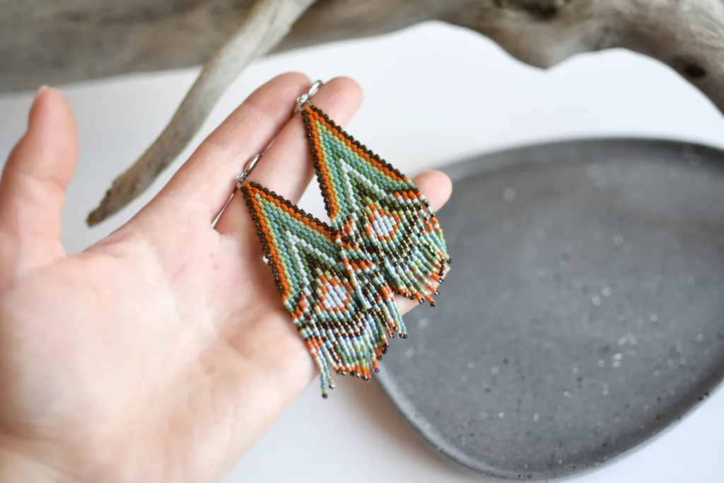 Длинные серьги с бахромой из бисера