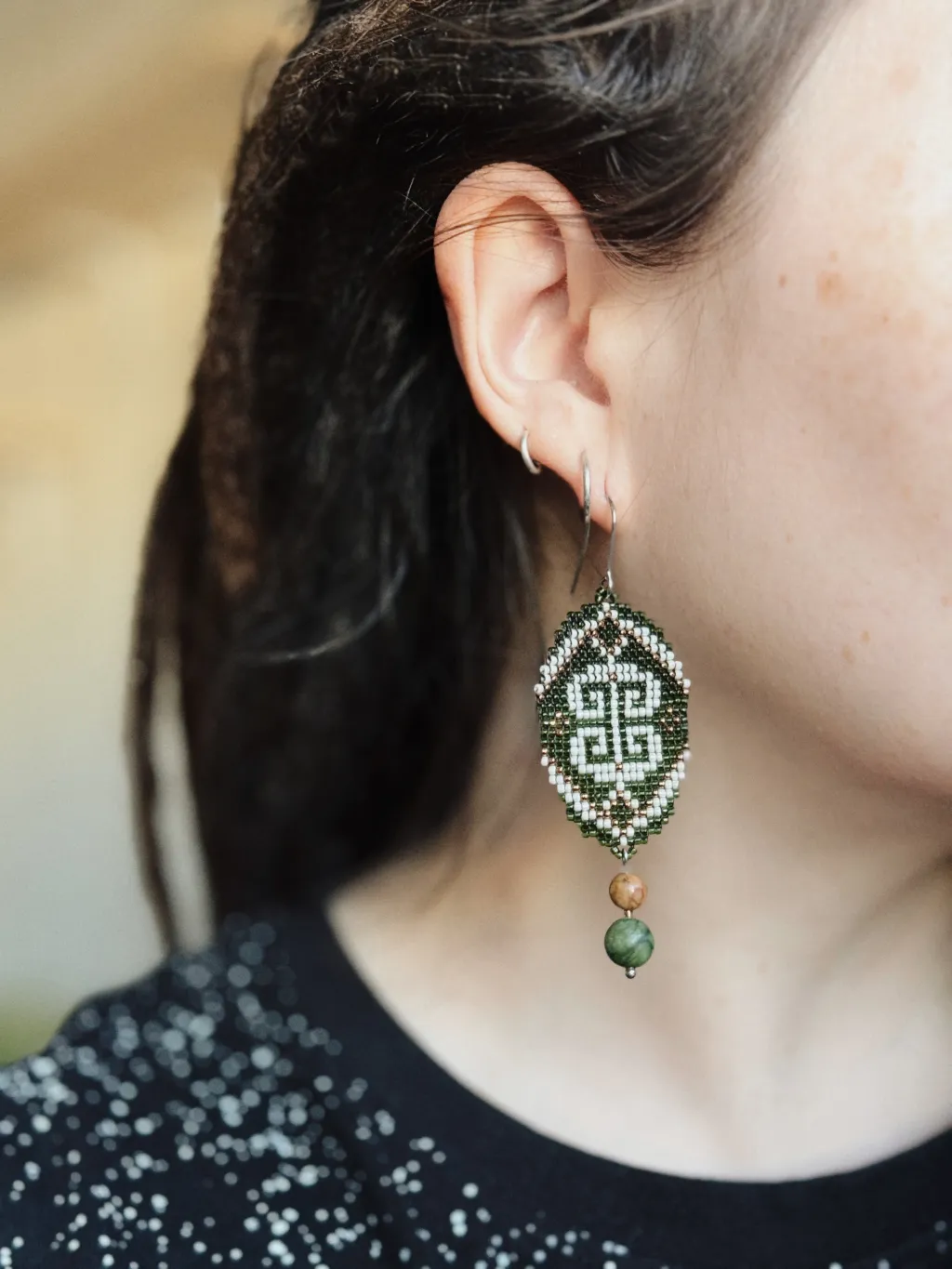 Зелёные этнические серьги из бисера