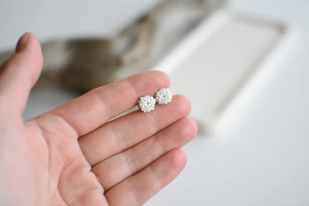 Серьги-гвоздики из белого бисера