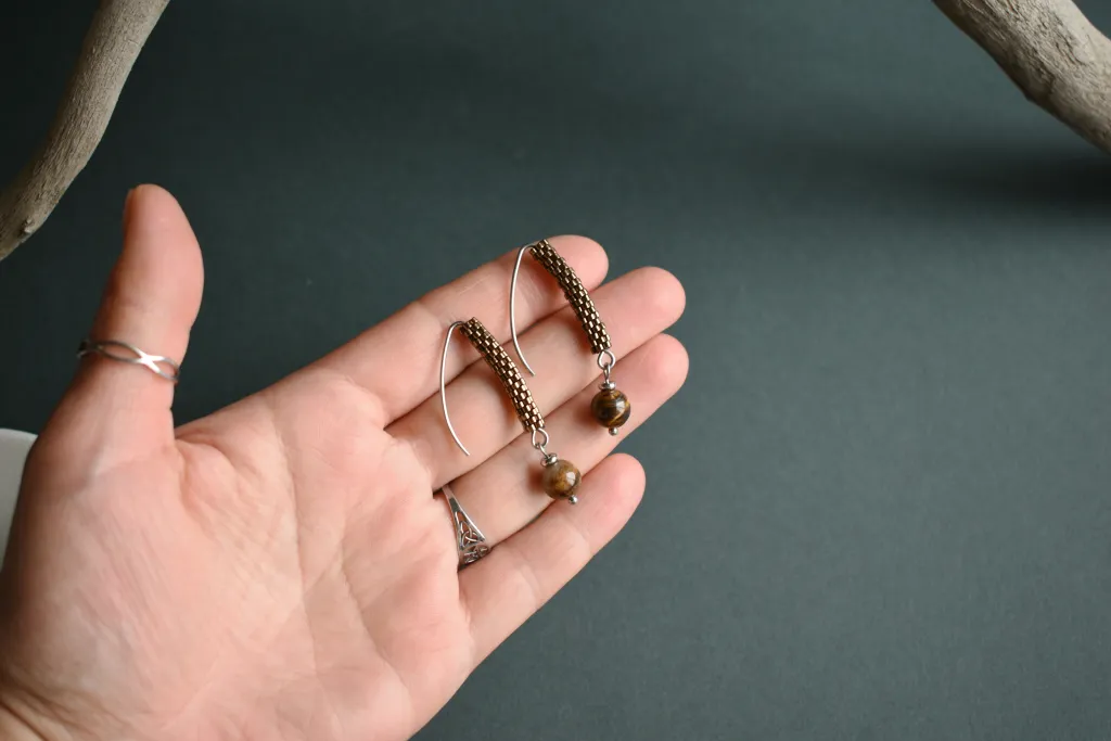 Серьги-палочки из бисера с тигровым глазом