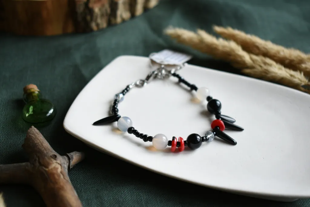 Браслет с халцедоном, обсидианом и кораллом