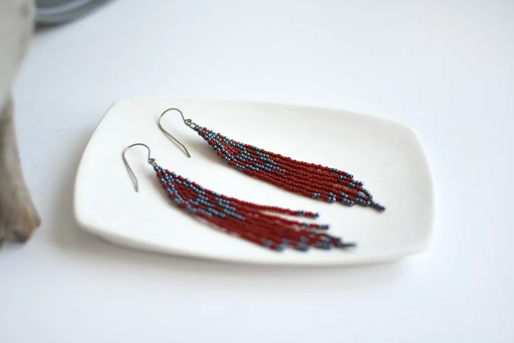 Красные длинные серьги из бисера