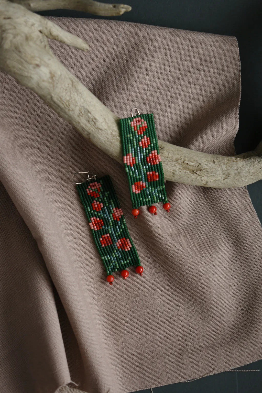 Серьги из бисера с красными цветами