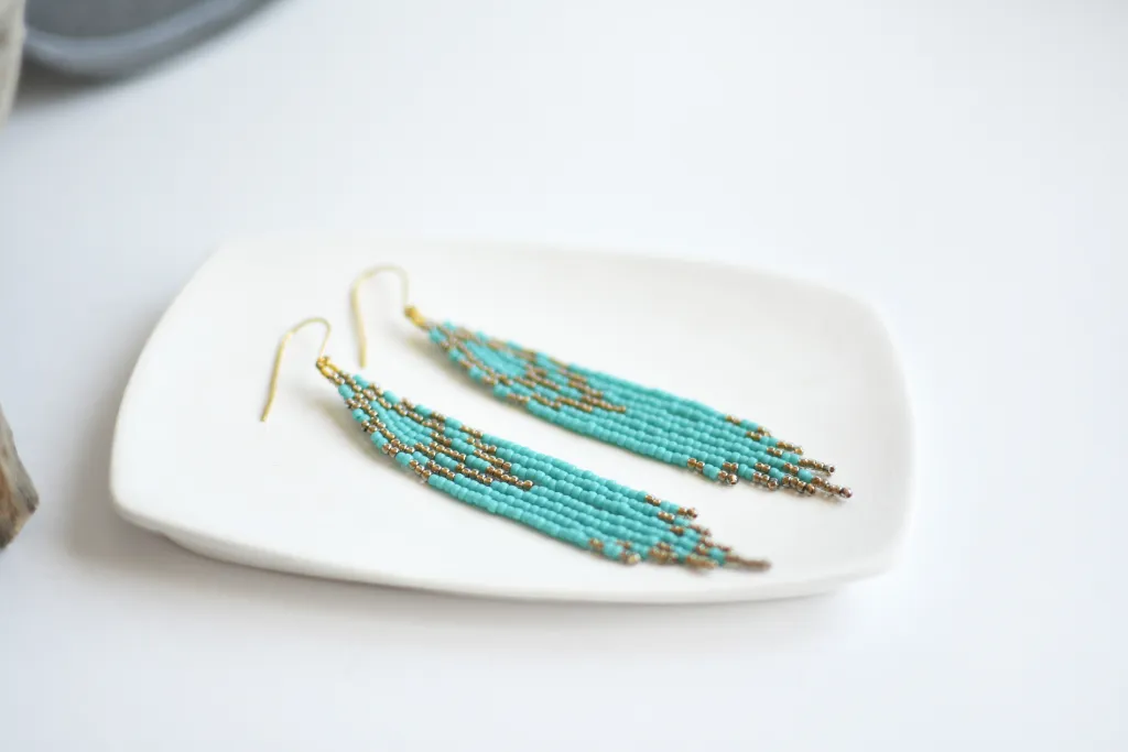 Яркие бирюзовые серьги из бисера
