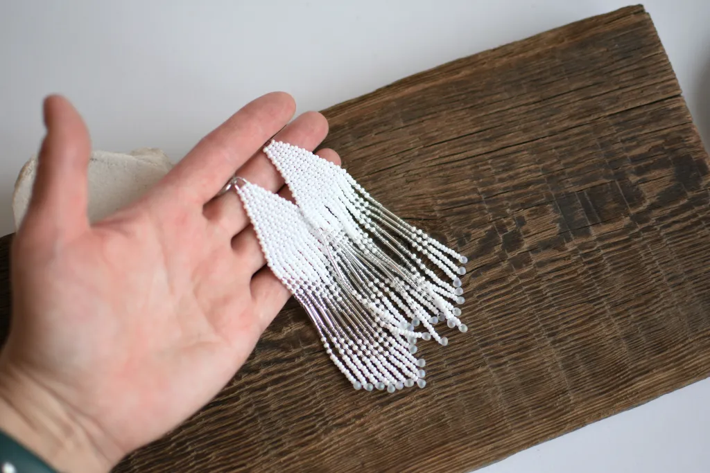 Белые длинные бохо серьги из бисера