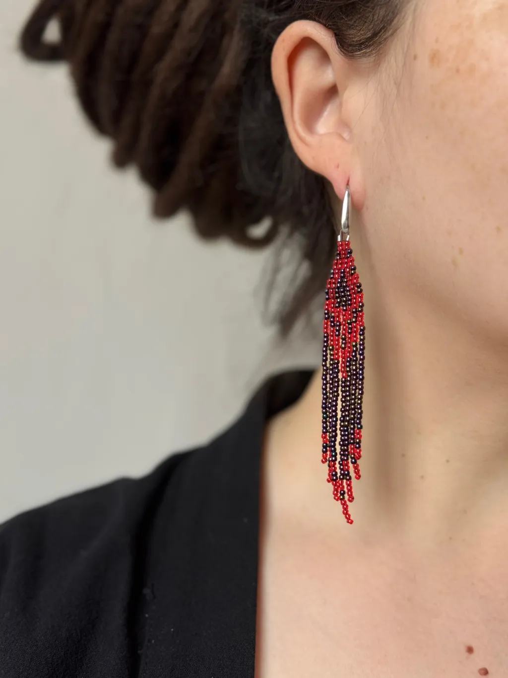 Красно-фиолетовые длинные серьги из бисера