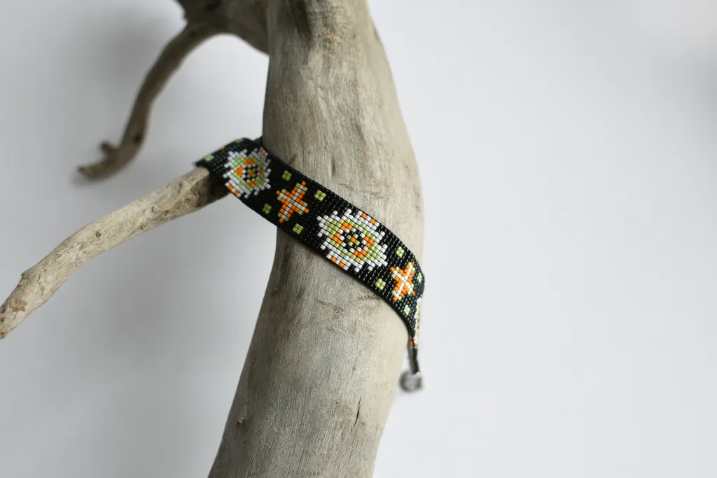 Чёрный браслет из бисера с узором