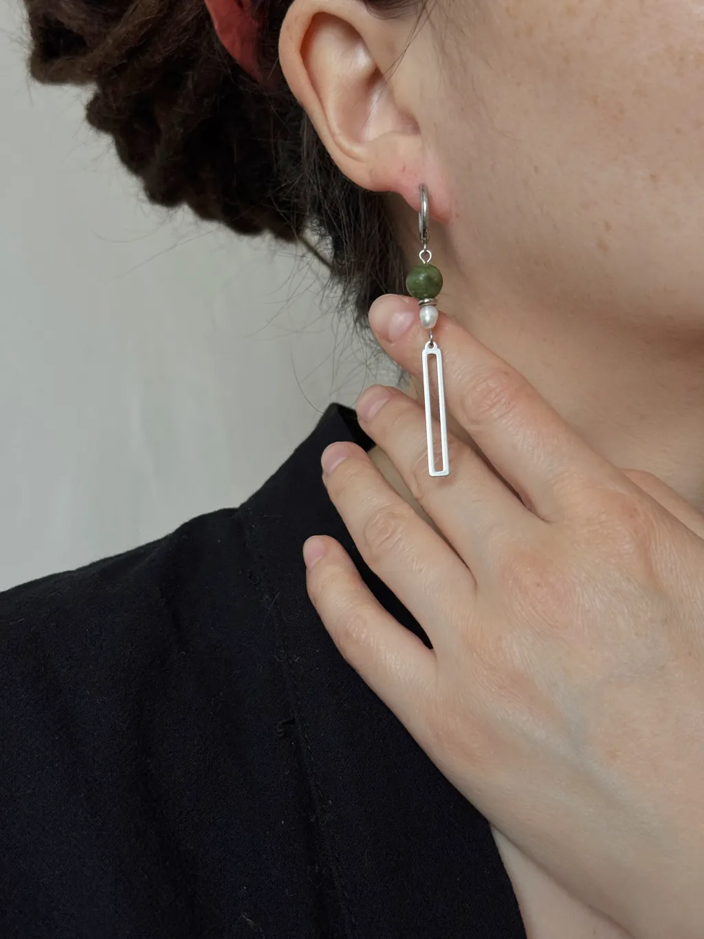 Серьги с серпентином и жемчугом