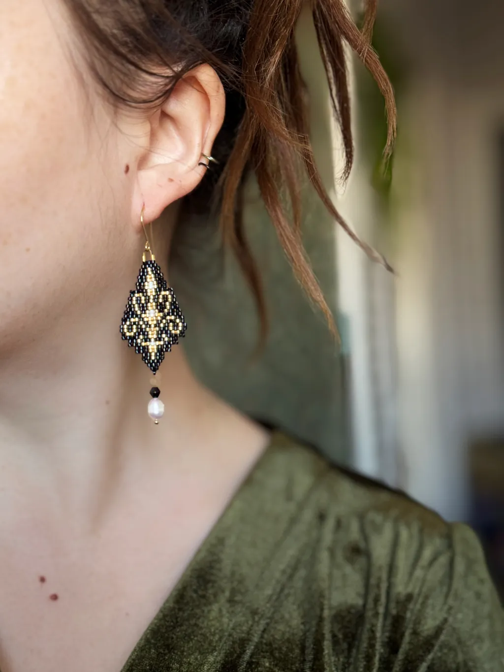 Чёрные серьги из бисера с жемчугом