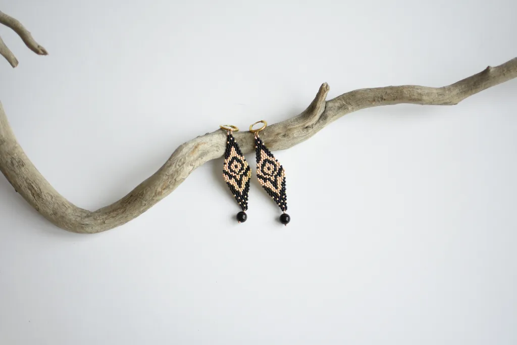 Чёрно-золотистые серьги из бисера