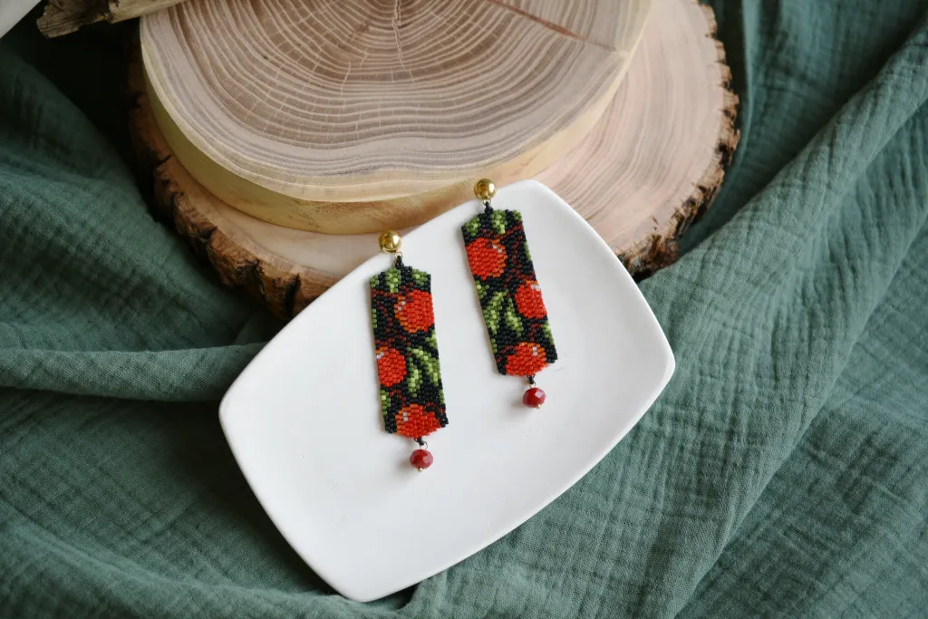 Серьги из бисера с яблоками