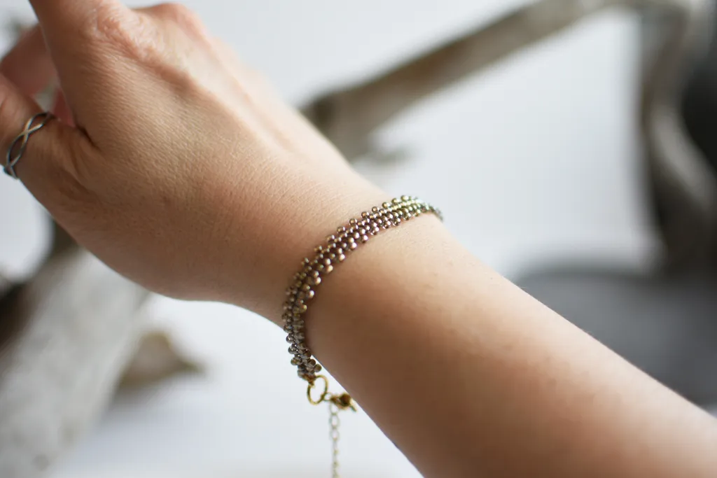 Браслет из бисера песочного цвета
