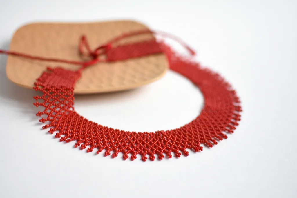 Красное ожерелье из бисера