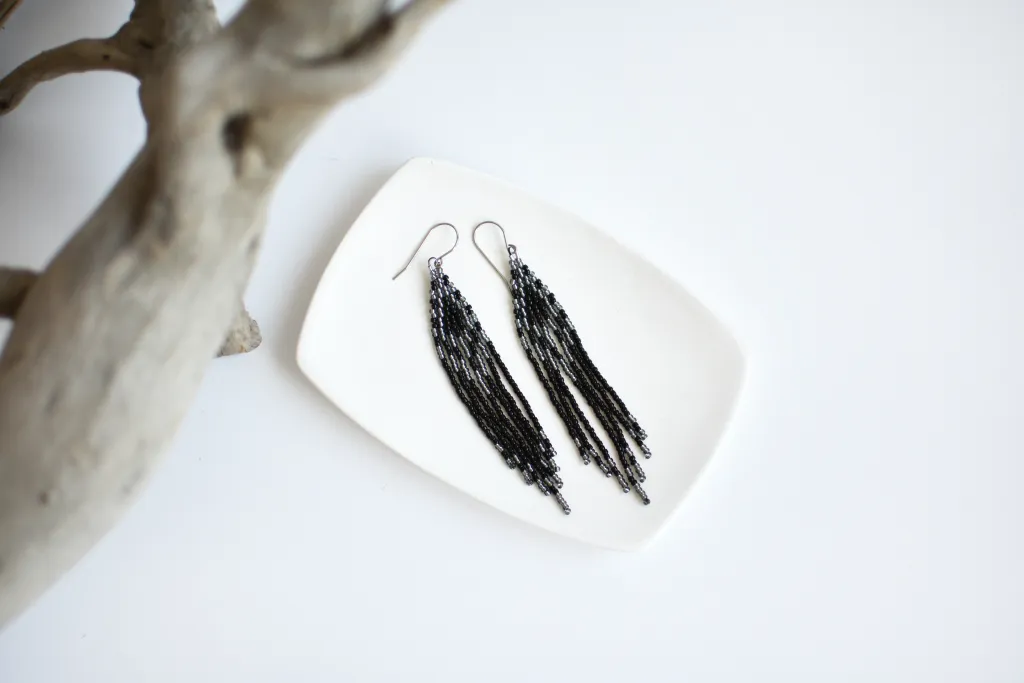 Чёрные серьги из бисера